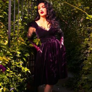 La Femme En Noir Baudelaire Swing in Velvet Plum